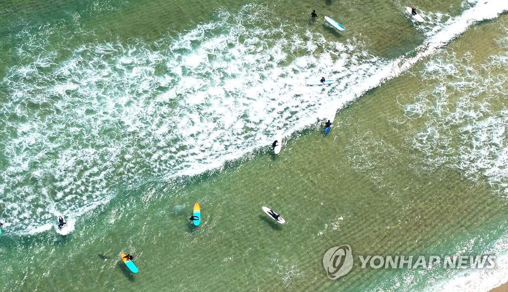 8日下午，在济州西归浦市中文色达海边，冲浪者正在享受乘风破浪。 