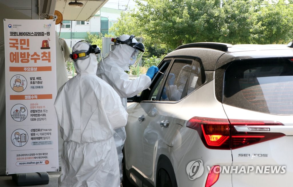 10日，在清州市上黨區保健所篩查診療所內，醫務人員身穿密不透風的防護服，正在為車內人員進行核酸檢測。