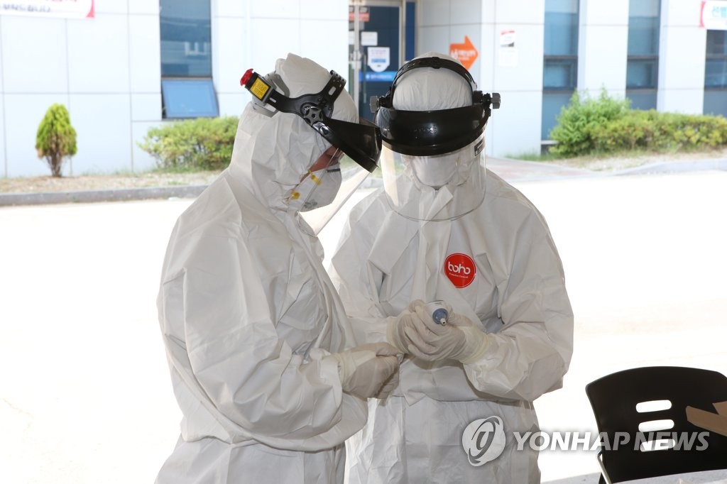 10日，在清州市上黨區保健所篩查診療所內，醫務人員身穿密不透風的防護服，正在進行設備檢查。