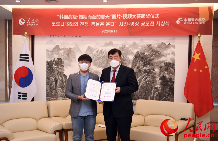 中國駐韓國大使邢海明（右）為獲獎者代表智翔頒獎。裴埈基攝
