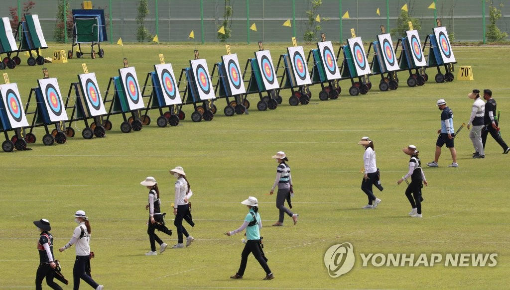 17日，在國家射箭代表選拔賽中，選手們正前去確認目標。