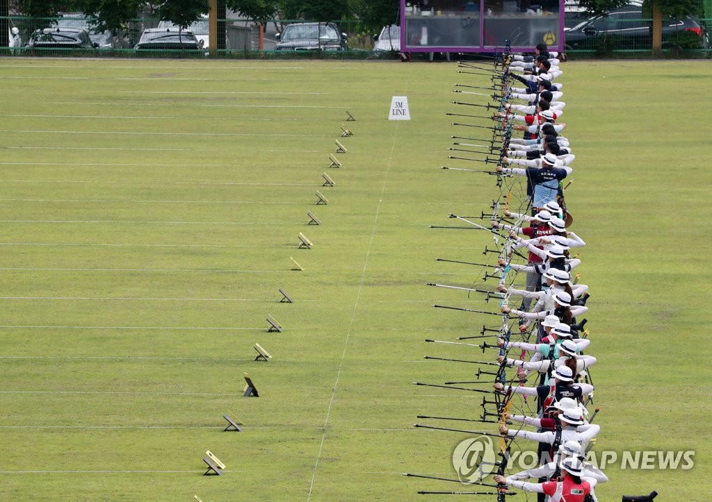 17日，在國家射箭代表選拔賽中，選手們正在拉弓。