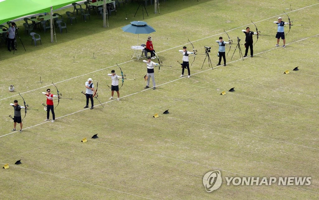 17日，在國家射箭代表選拔賽中，選手們正在拉弓。