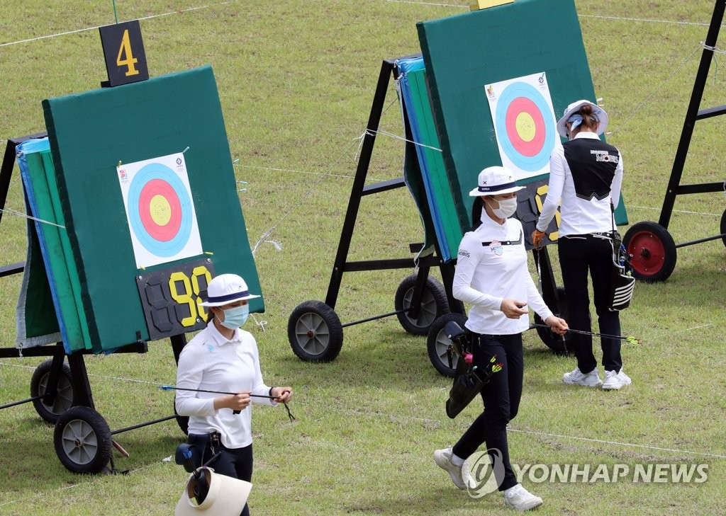 17日，在國家射箭代表選拔賽中，選手們戴著口罩，確認好射擊目標。