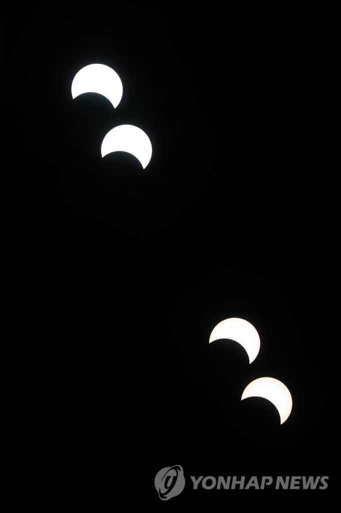  圖為6月21日下午拍攝於國立光州科學館上空的日偏食。每隔一段時間拍攝一張，由4張照片合成的圖片。