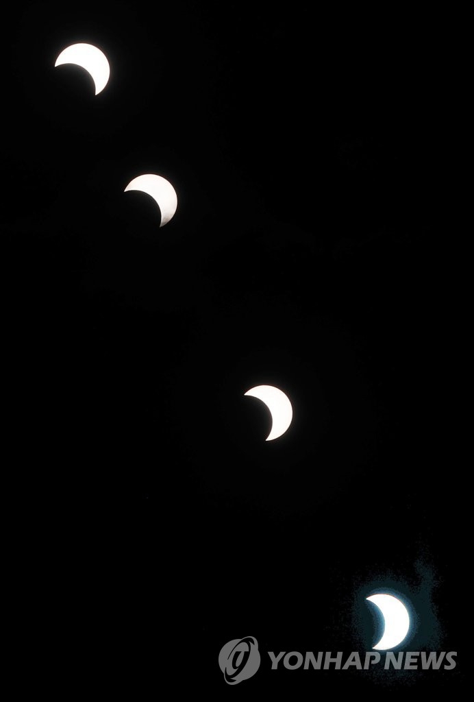 圖為6月21日下午拍攝於國立光州科學館上空的日偏食。每隔一段時間拍攝一張，由4張照片合成的圖片。