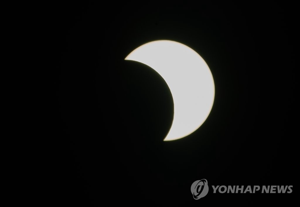 圖為6月21日下午5點7分拍攝於忠南公州市的日偏食。