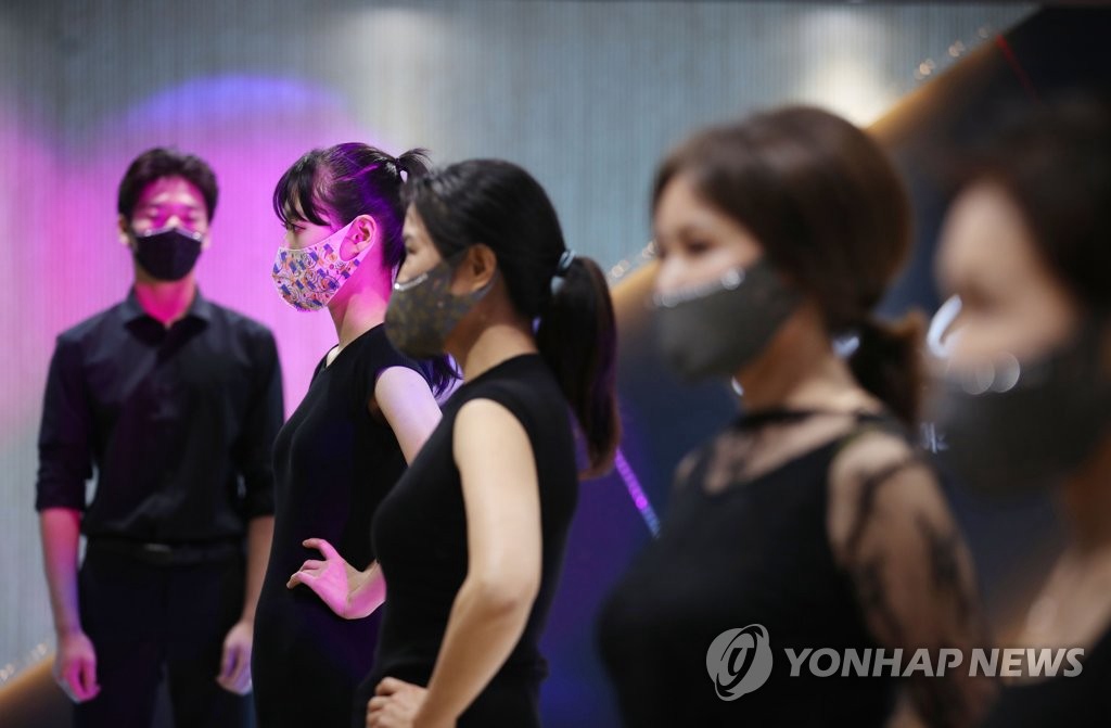 韩国举办时装秀 戴“镶钻”口罩赚足回头率【组图】【4】