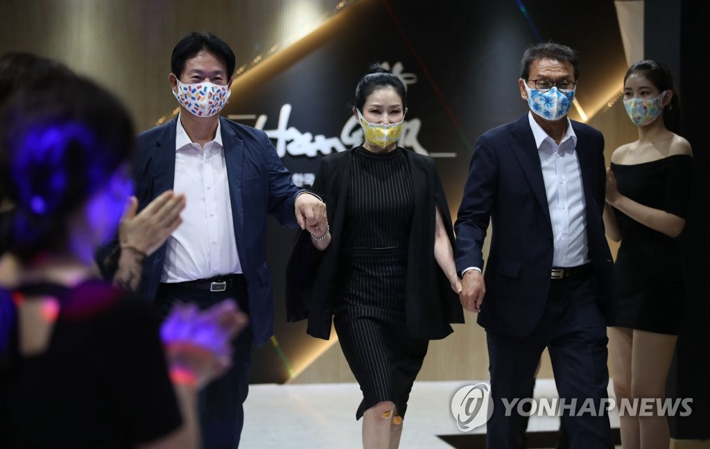 韩国举办时装秀 戴“镶钻”口罩赚足回头率【组图】