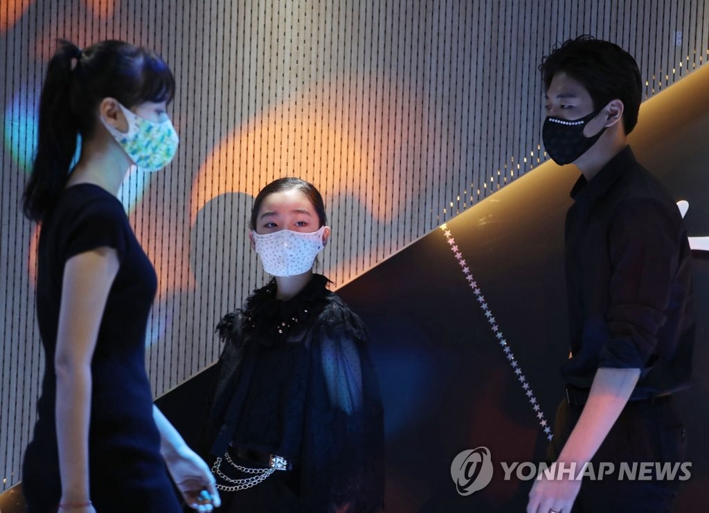 韩国举办时装秀 戴“镶钻”口罩赚足回头率【组图】【8】