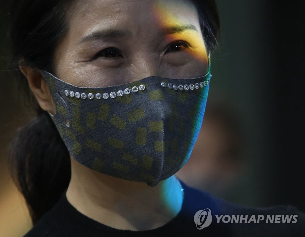 韩国举办时装秀 戴“镶钻”口罩赚足回头率【组图】【3】