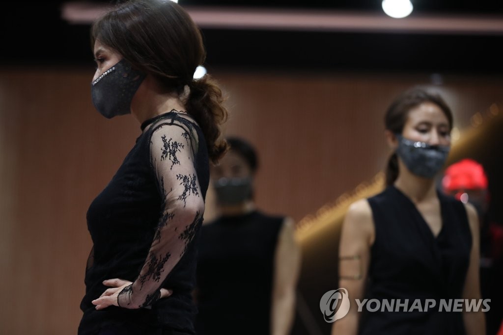 韩国举办时装秀 戴“镶钻”口罩赚足回头率【组图】【10】
