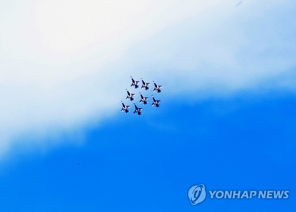 23日下午，在釜山南區附近上空，韓國空軍“黑鷹”特技飛行隊正在進行飛行演習。