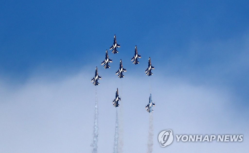 23日下午，在釜山南區附近上空，韓國空軍“黑鷹”特技飛行隊正在進行飛行演習。
