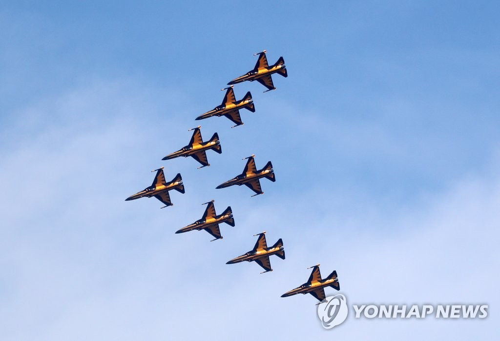 23日下午，在釜山五六島附近上空，韓國空軍“黑鷹”特技飛行隊正在進行飛行演習。