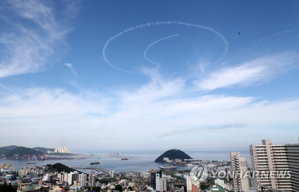 23日下午，在釜山南區附近上空，韓國空軍“黑鷹”特技飛行隊正在進行飛行演習，太極圖形躍然呈現。