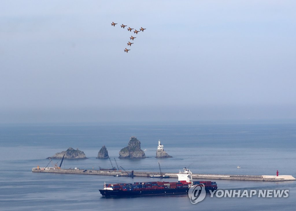 23日下午，在釜山五六島附近上空，韓國空軍“黑鷹”特技飛行隊正在進行飛行演習。