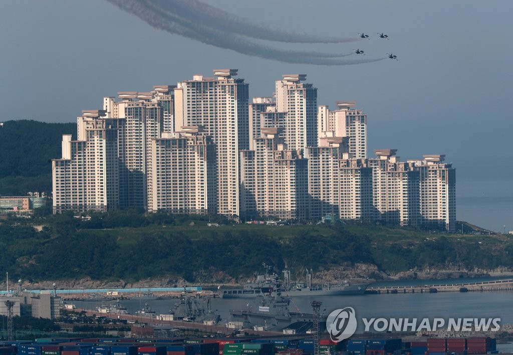 23日下午，在釜山南區附近高層公寓上空，韓國空軍“黑鷹”特技飛行隊正在進行飛行演習，酷炫刺激。