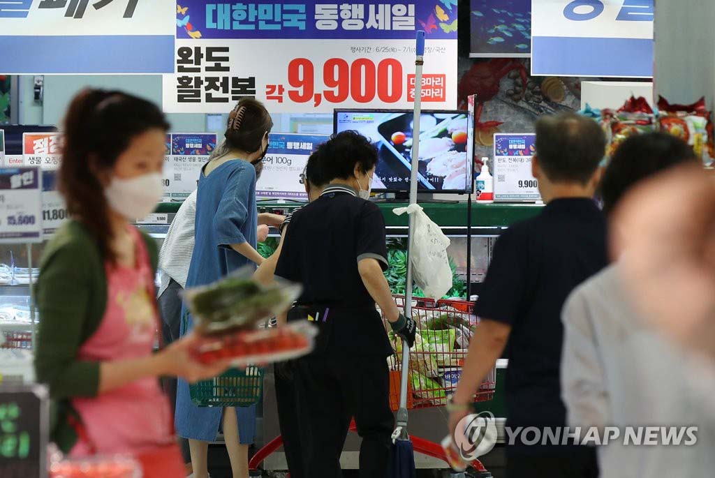 图为6月26日下午，在首尔市松坡区的乐天玛特蚕室门店内，市民们正在购物。