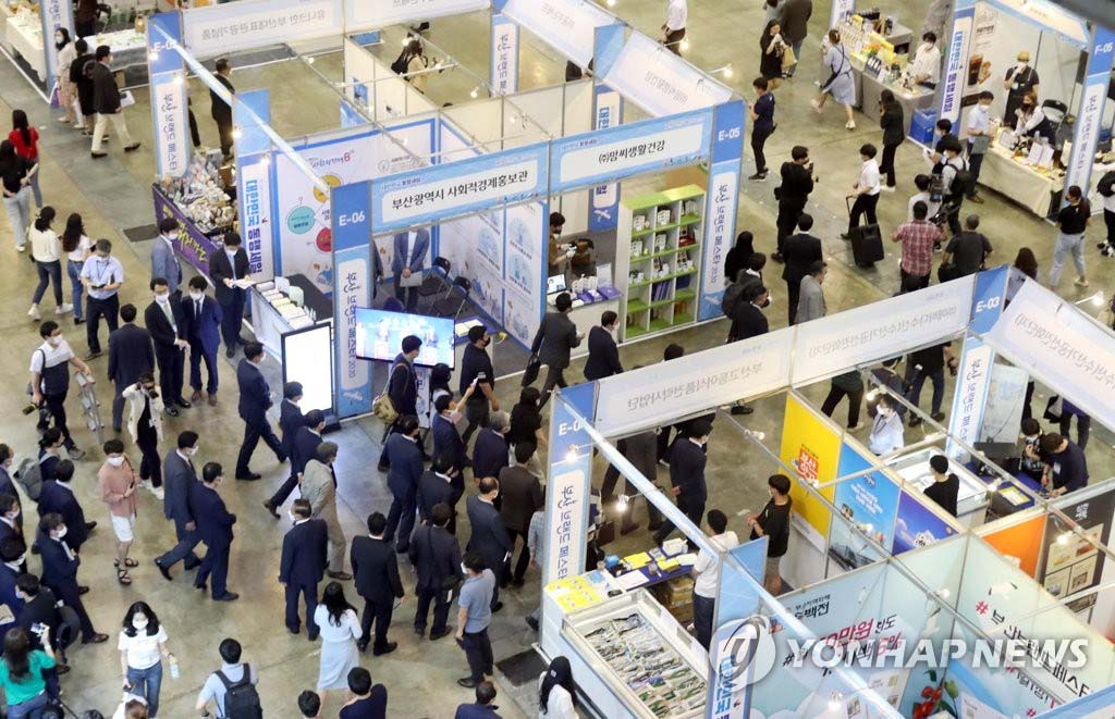 6月26日下午，釜山会展中心举办促销活动。图为当地中小风险企业部相关人员正在视察中小企业展位。 