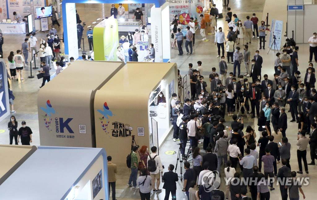 6月26日下午，釜山会展中心举办促销活动。图为当地中小风险企业部相关人员正在视察中小企业展位。 