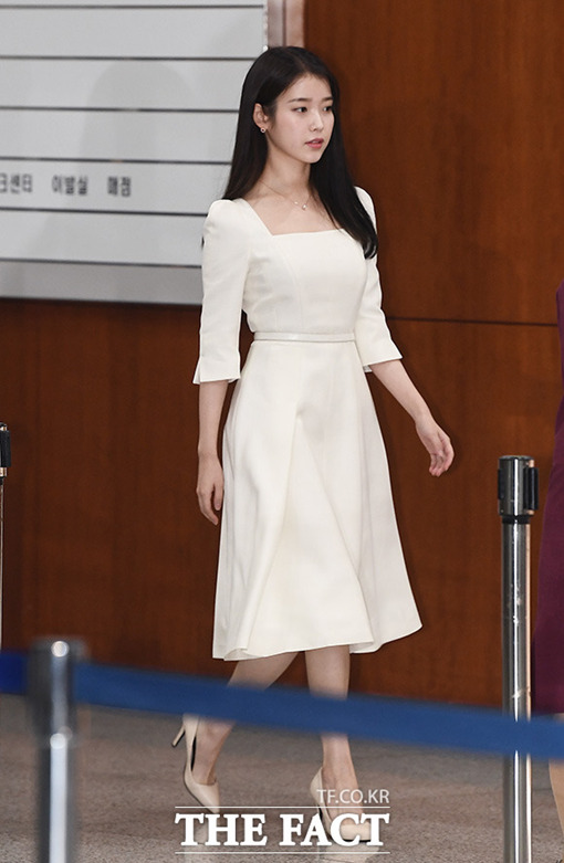 IU出席國稅廳宣傳大使委任儀式 小白裙加持散發知性溫柔氣質【組圖】【5】