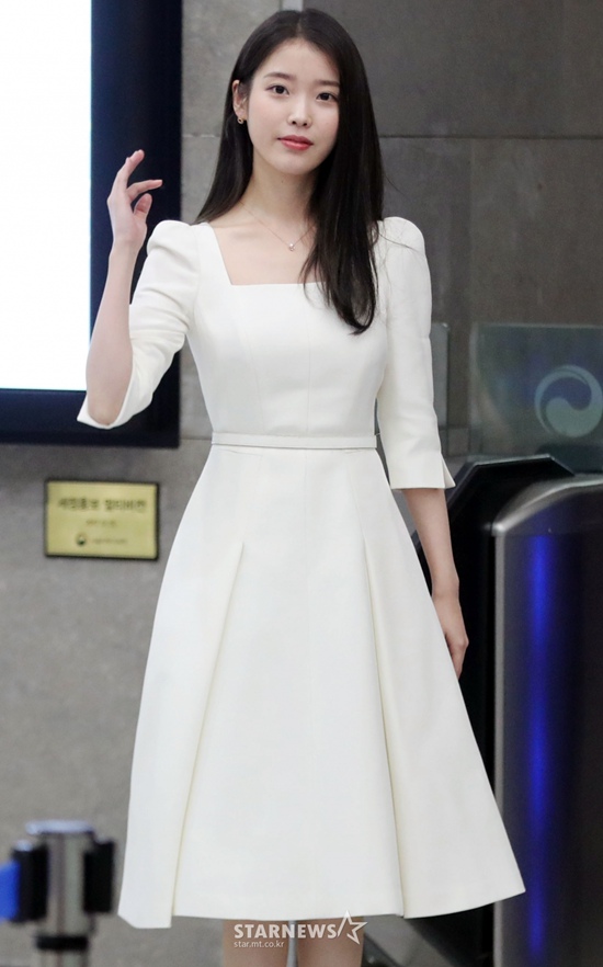 IU出席國稅廳宣傳大使委任儀式 小白裙加持散發知性溫柔氣質【組圖】【2】