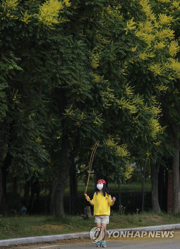 6月28日下午，在首爾市城東區首爾林，一名女童揮著一根跳繩，洋溢著青春活力。