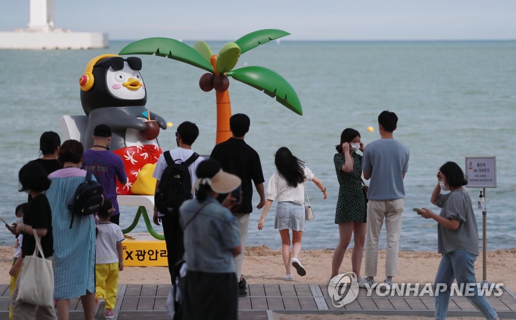 在釜山廣岸裡海水浴場內，放置了EBS電視台明星企鵝“Pengsoo”模型。