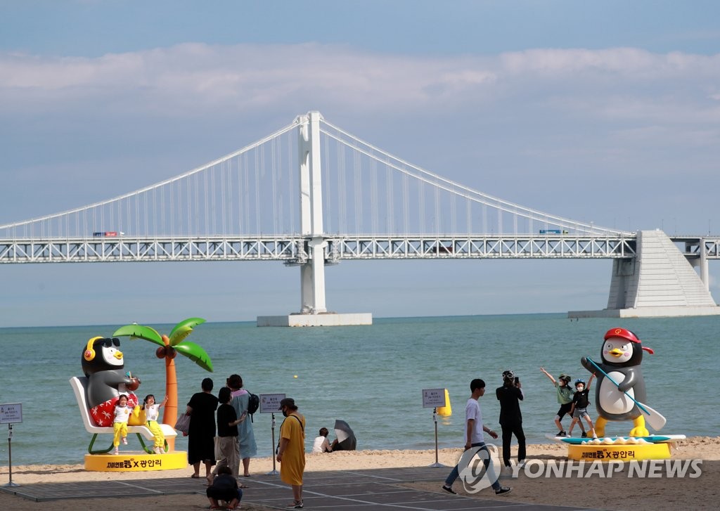 在釜山廣岸裡海水浴場內，放置了EBS電視台明星企鵝“Pengsoo”模型。