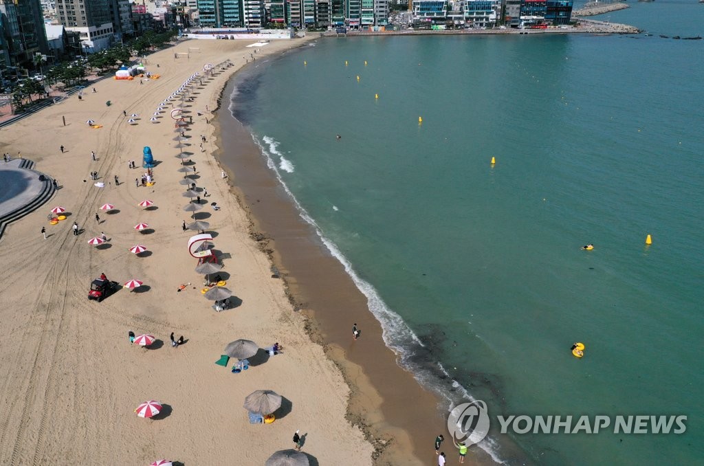 在釜山廣岸裡海水浴場內，遮陽傘間距在2米以上。