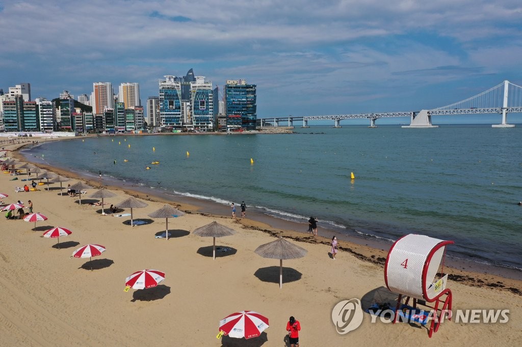 在釜山廣岸裡海水浴場內，遮陽傘間距在2米以上。