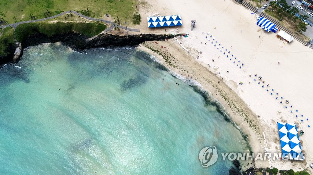 濟州市朝天邑咸德海水浴場的碧海藍天和白沙灘吸引了人們的視線。