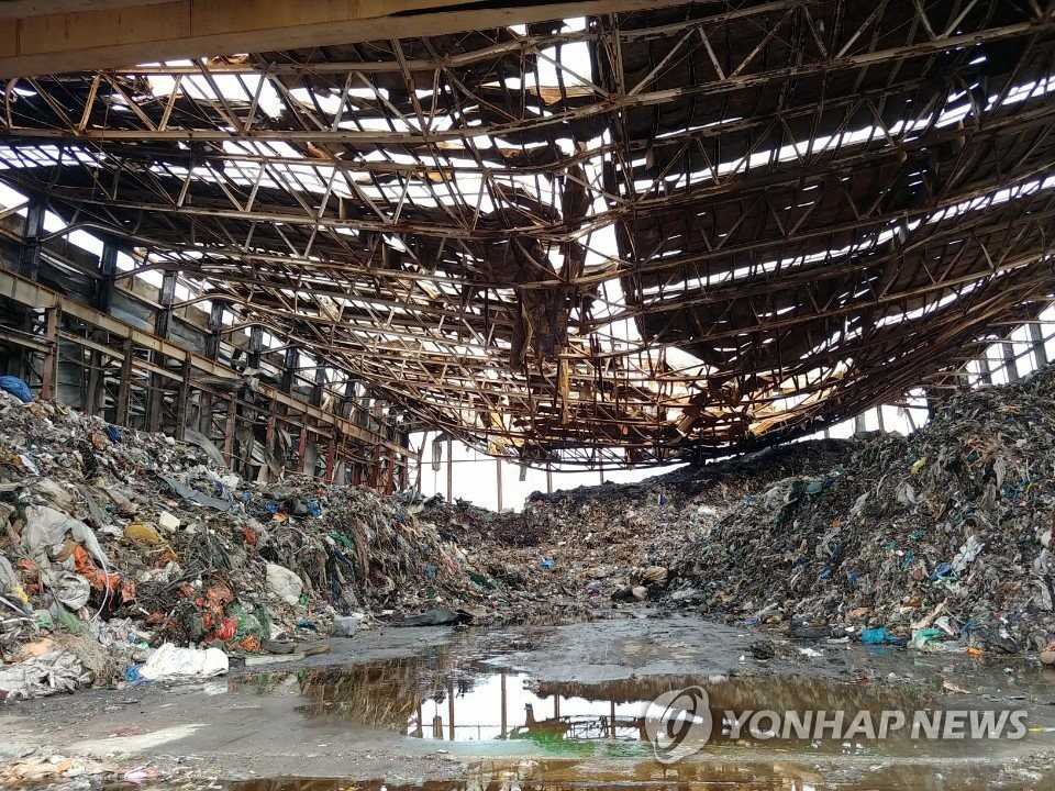 韩国一工业废弃物仓库大火烧了整整7天 财产损失400多万元【8】