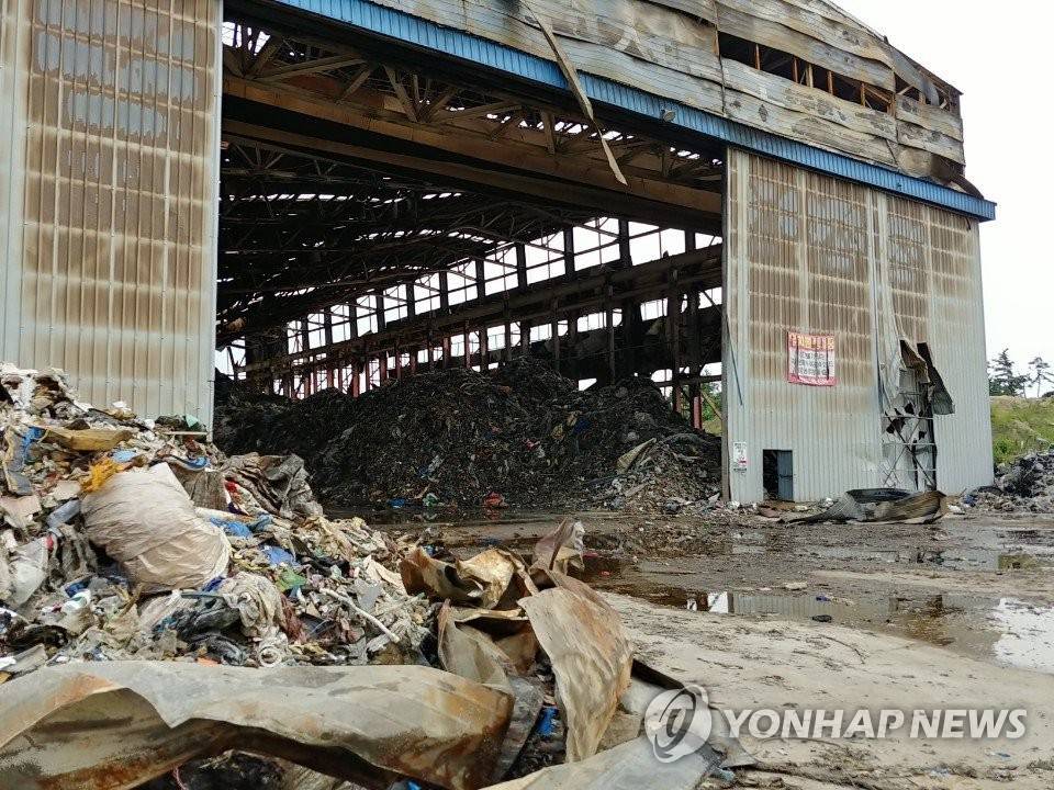 韓國一工業廢棄物倉庫大火燒了整整7天 財產損失400多萬元
