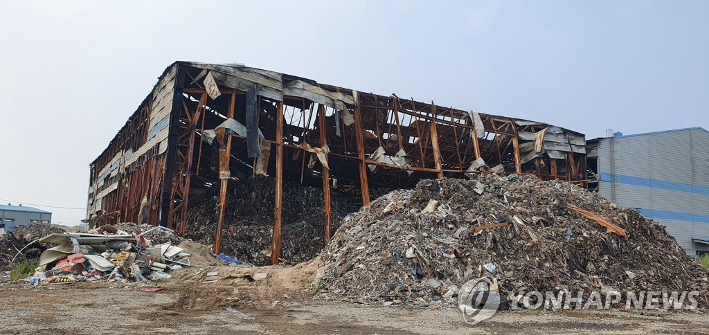 韩国一工业废弃物仓库大火烧了整整7天 财产损失400多万元【3】