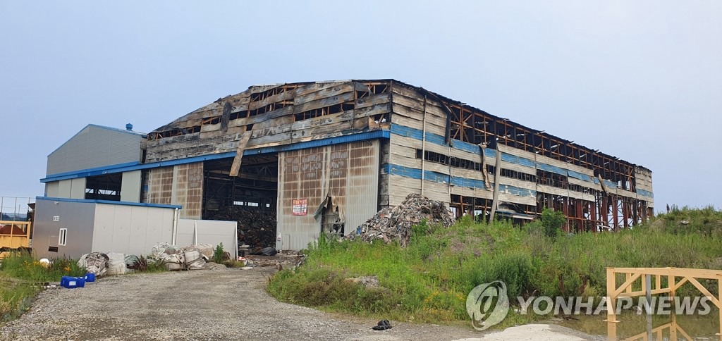 韩国一工业废弃物仓库大火烧了整整7天 财产损失400多万元【7】
