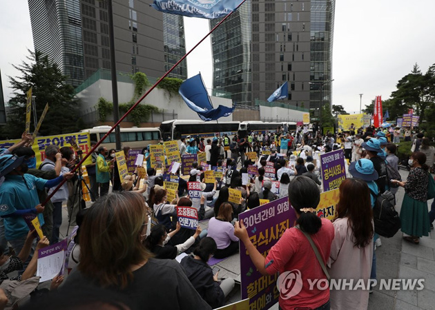 7月1日，在首尔钟路区的日本驻韩大使馆旧址前，韩国慰安妇受害者援助团体“正义记忆连带”举行“为解决日军性奴制问题的周三集会”。 图源：韩联社