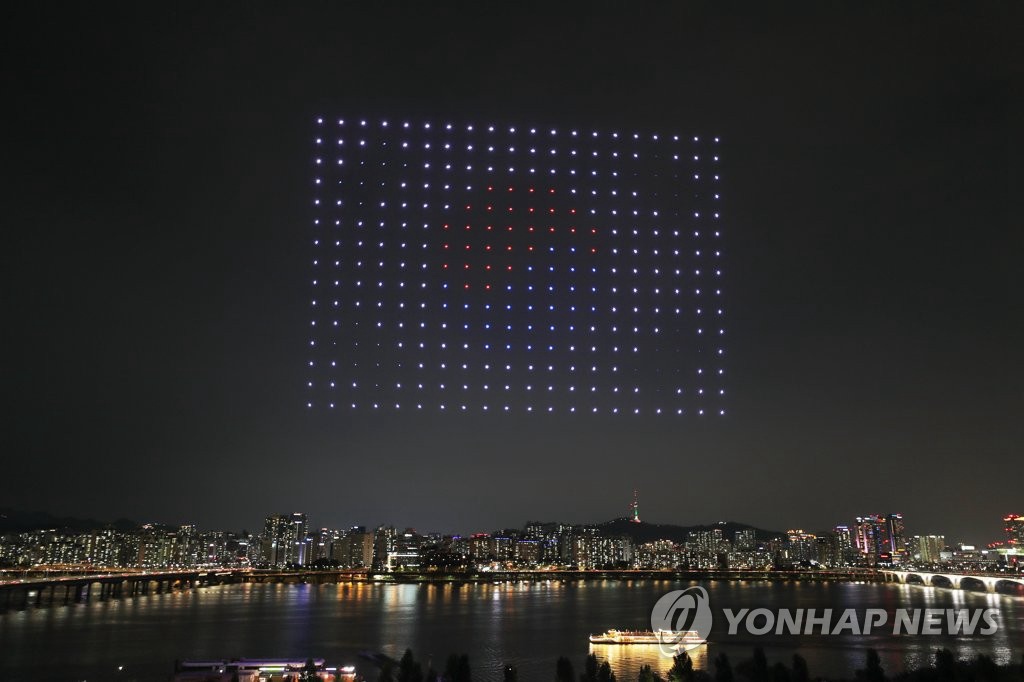 7月4日晚，韓國國土交通部在首爾永登浦區汝矣島漢江公園上空舉行了“無人機快閃秀”活動中，400多架無人機形象地展示出太極旗的模樣。