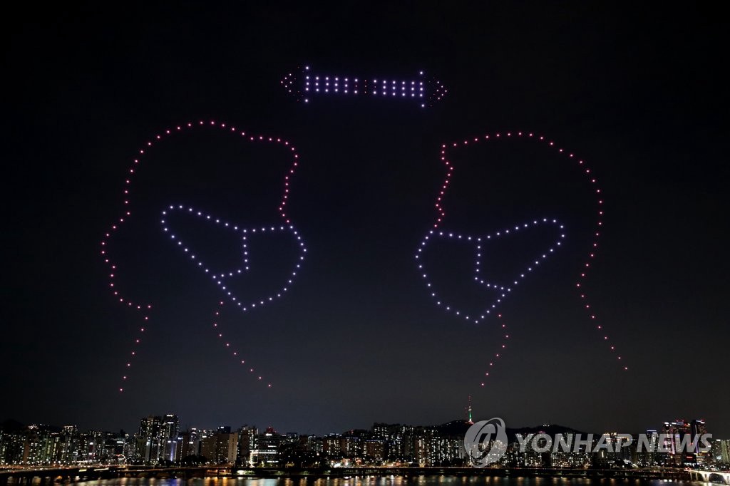 7月4日晚，韓國國土交通部在首爾永登浦區汝矣島漢江公園上空舉行了“無人機快閃秀”活動中，400多架無人機形象地宣傳預防新冠肺炎要保持社會距離。