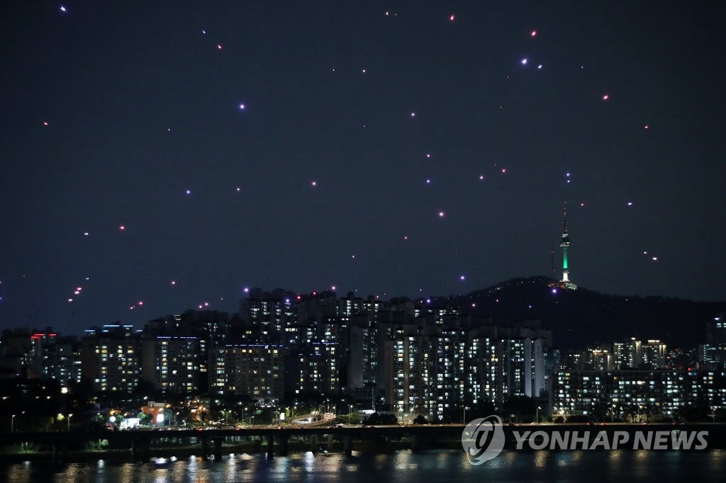 7月4日晚，韓國國土交通部在首爾永登浦區汝矣島漢江公園上空舉行了“無人機快閃秀”活動中，400多架無人機正在夜幕下飛行。 