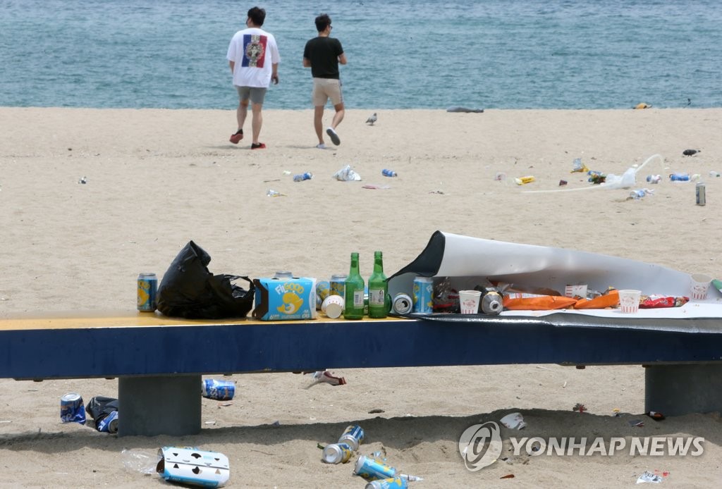 上周末一些避暑游客在江原道江陵市鏡浦海邊玩耍后，海邊到處都是垃圾。鏡浦海水浴場將於7月17日開業。（圖片拍攝於7月6日）