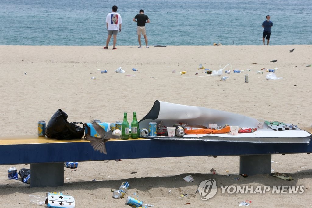 上周末一些避暑游客在江原道江陵市鏡浦海邊玩耍后，海邊到處都是垃圾。鏡浦海水浴場將於7月17日開業。（圖片拍攝於7月6日）