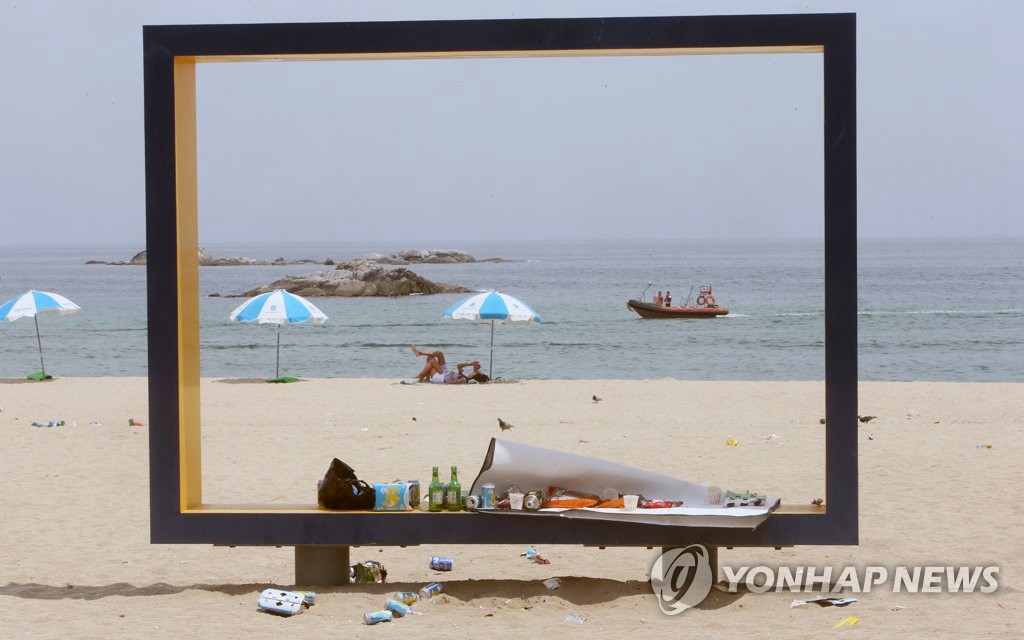 上周末一些避暑游客在江原道江陵市鏡浦海邊玩耍后，海邊拍照區堆滿了垃圾。鏡浦海水浴場將於7月17日開業。（圖片拍攝於7月6日）