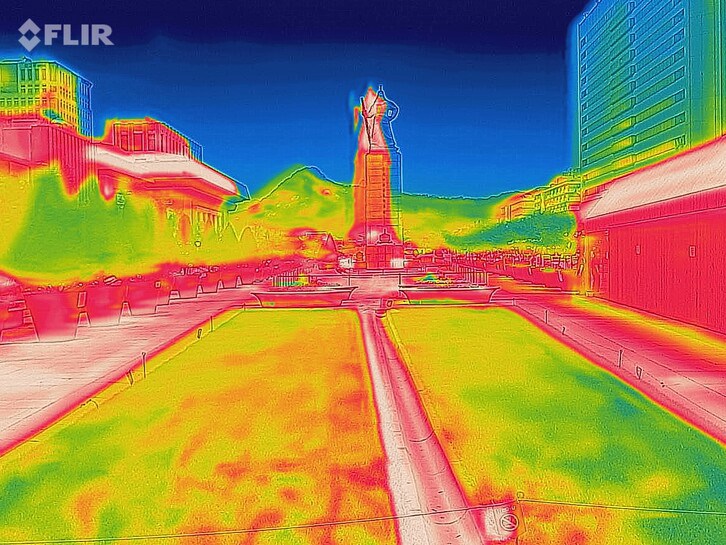 6月23日，首都圈中西部區域已超過30度，通過熱成像相機呈現出首爾光華門廣場的熱度對比圖像，紅色表示高溫，綠色表示溫度偏低。