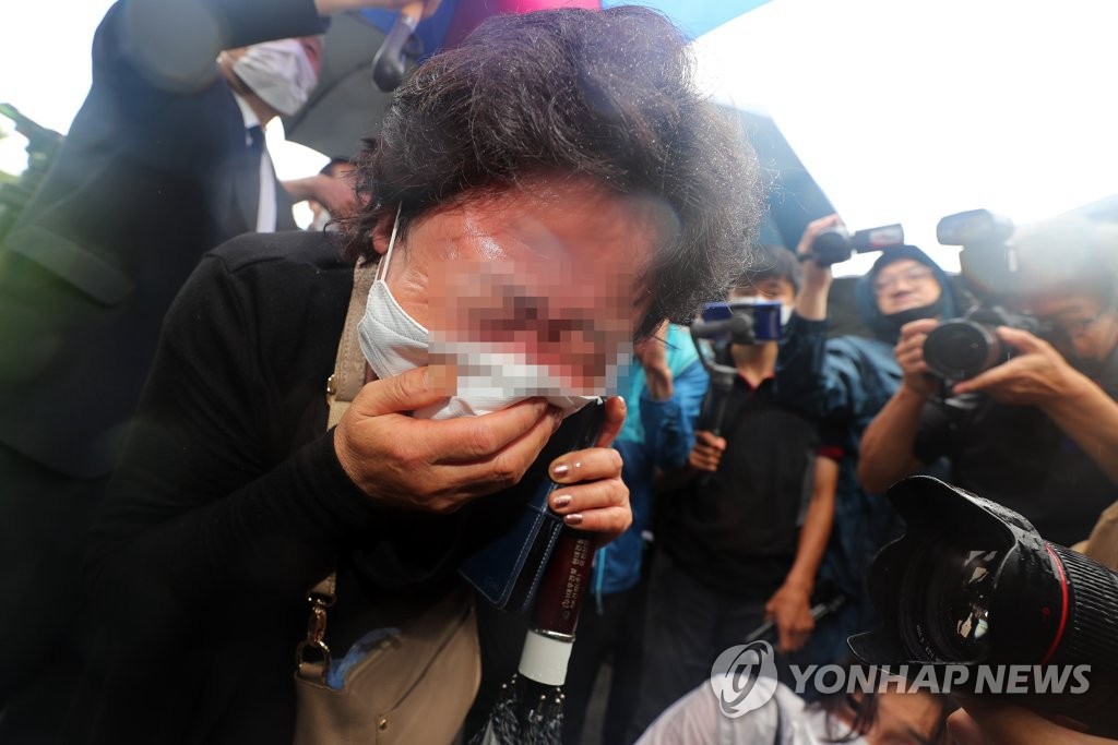 13日上午，在首尔市政府大楼前，朴市长的支持者在灵柩车离开后呜咽。
