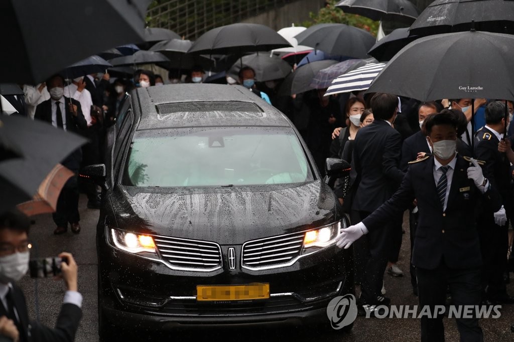 13日上午7时20分左右，朴元淳的灵柩车离开首尔大学医院殡仪馆，驶向举行遗体告别仪式的首尔市政府大楼。