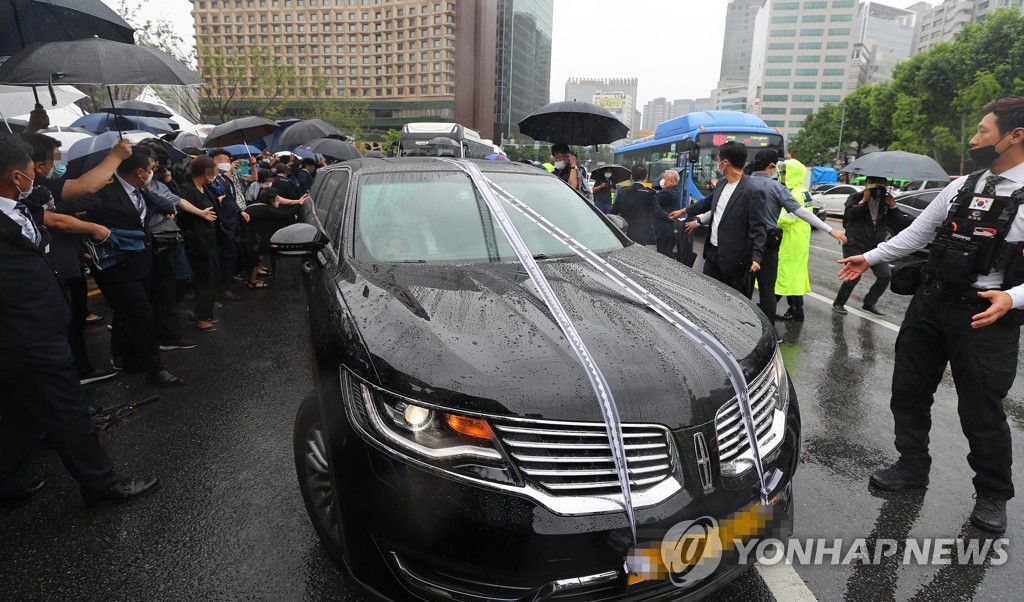 13日上午，朴元淳灵柩车离开首尔市政府大楼。