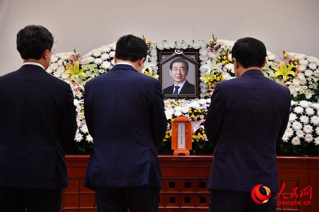 12日下午，在首尔大学医院殡仪馆设立的灵堂内，不少人正在吊唁故人朴元淳。