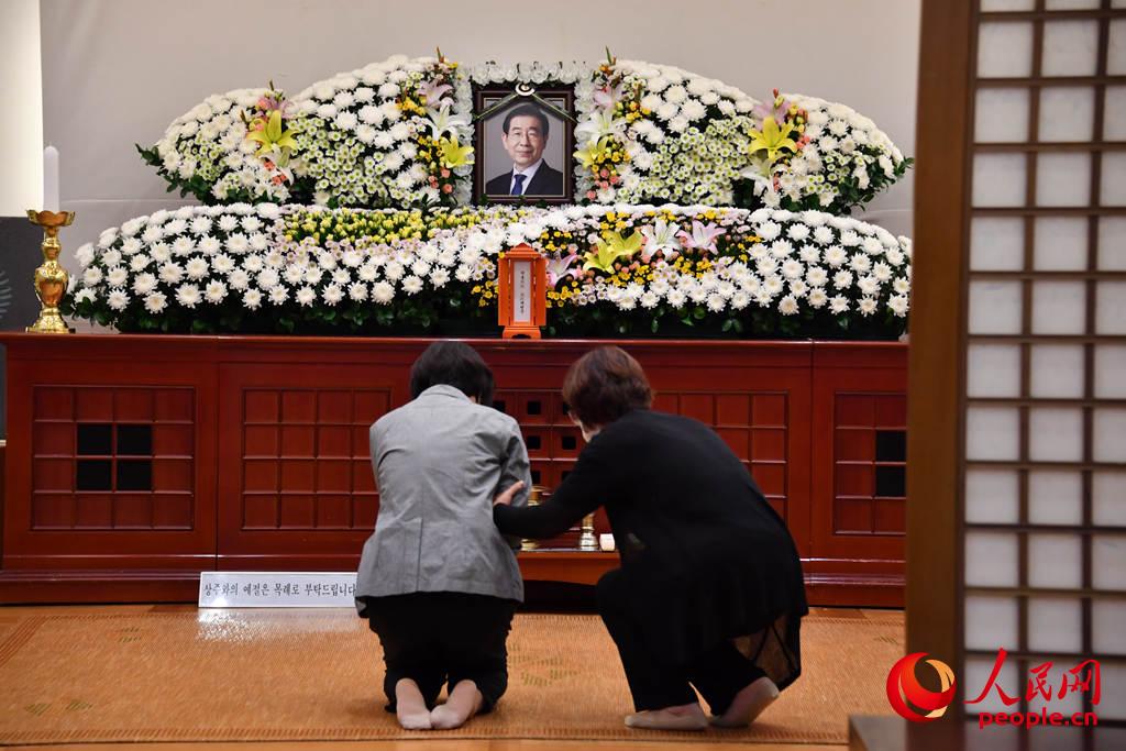 12日下午，在首爾大學醫院殯儀館設立的靈堂內，不少人正在吊唁故人朴元淳。